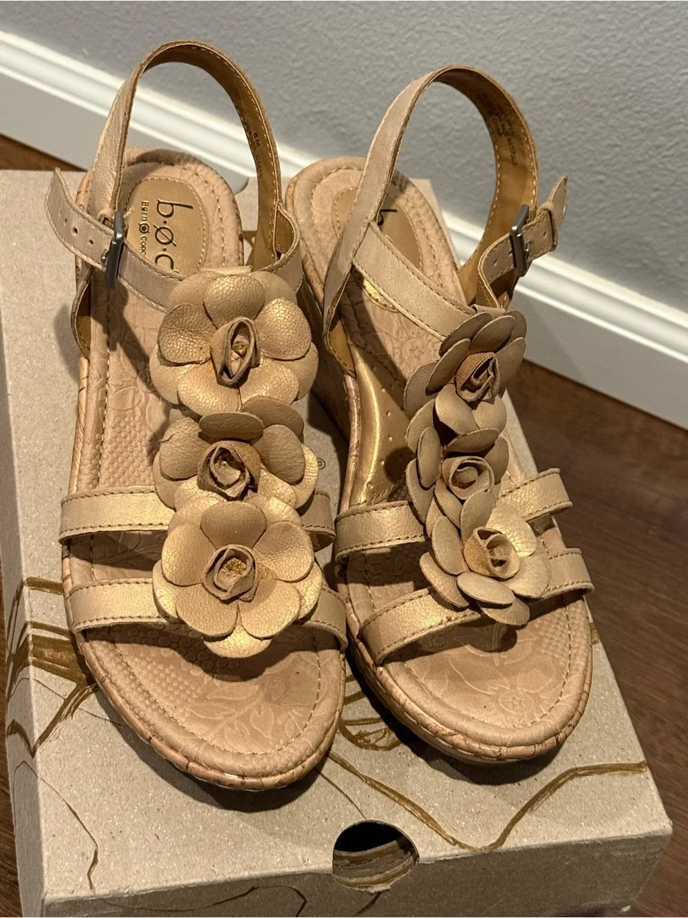 b.o.c. Cornelis Floral wedge sandal (size 8)